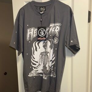 Gray Short Sleeve Tee with Artistic Graphic